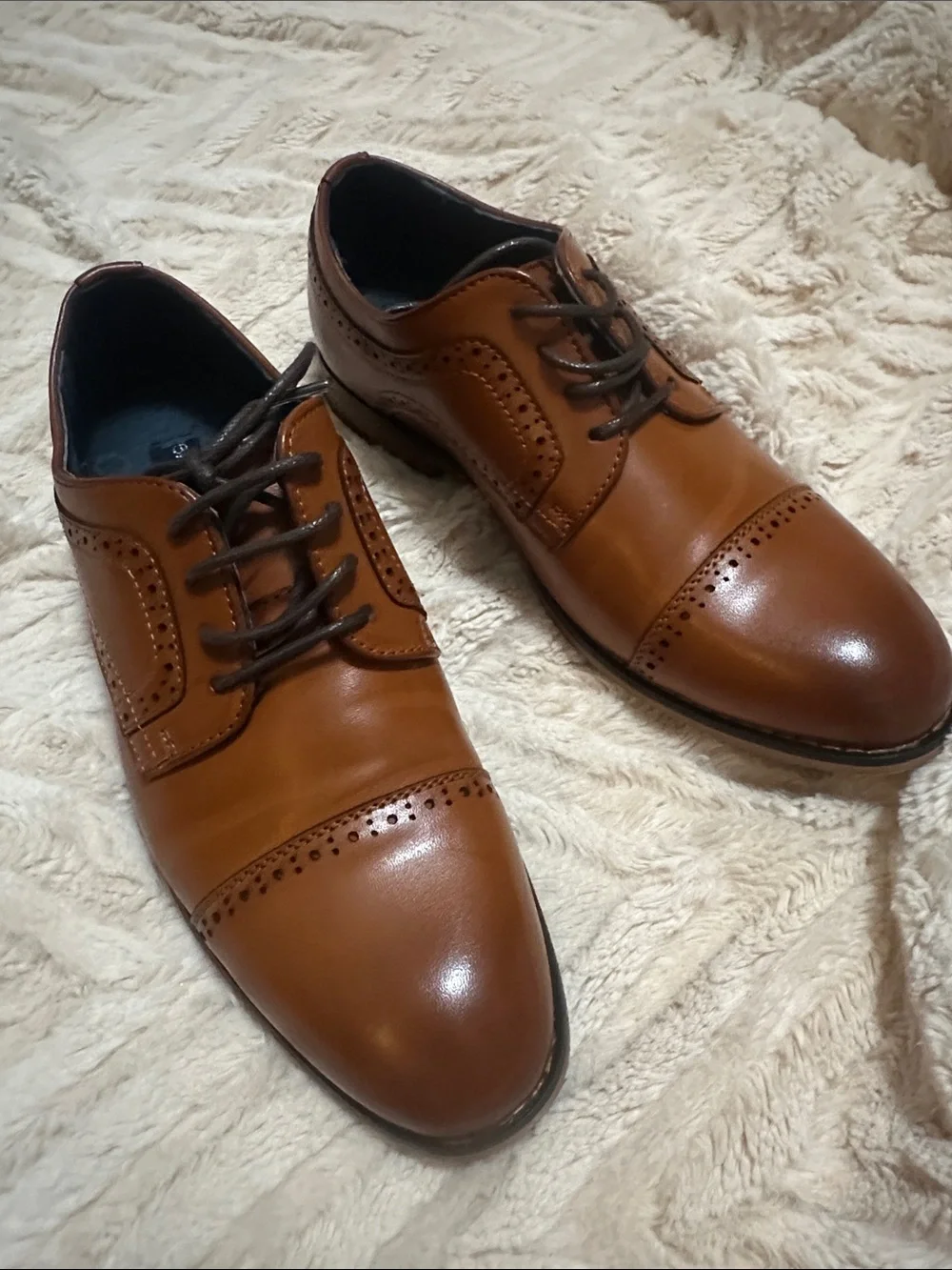 Men's Tan Cap-Toe Derby Shoes with Brogue Detailing